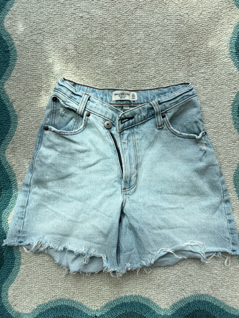 Abercrombie & Fitch Light Wash Women’s Denim Jeans - High Rise Dad Short
